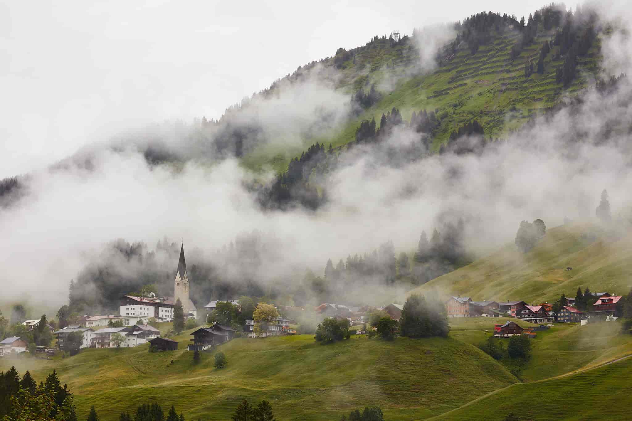 Blick auf Mittelberg im Nebel